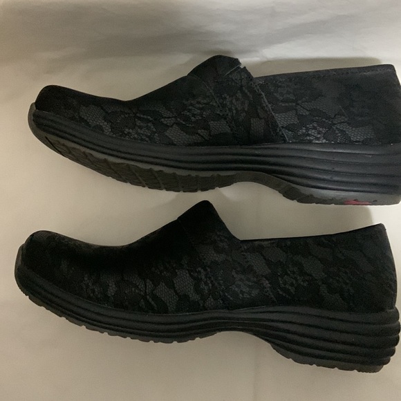 Sanita O2 Black Embossed Lace Pattern Clog - Picture 3 of 8